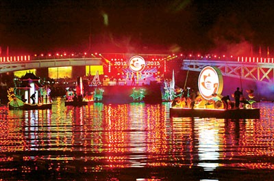 Boats of flower garlands and colored lanterns on Tau Hu-Ben Nghe Cannal (Photo: SGGP)